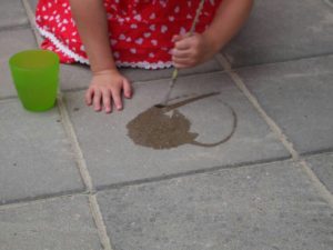 Voor de creatievelingen: Eindeloos tekenen met water.