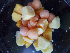 tropisch fruit: ananas, mango, meloen
